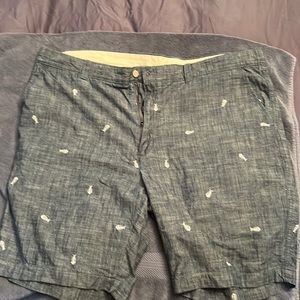 Cremieux Size 42 Shorts Blue Chambray with white fish bone pattern in Flat Front